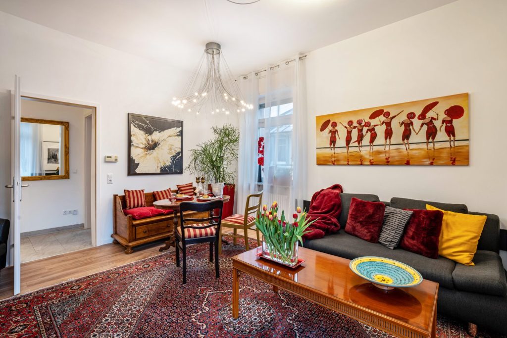 Gemütliches Wohnzimmer mit Kunst