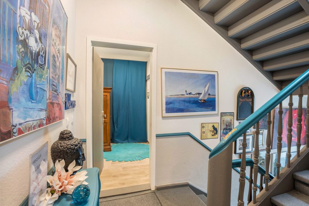 Flur mit dekorativer Kunst