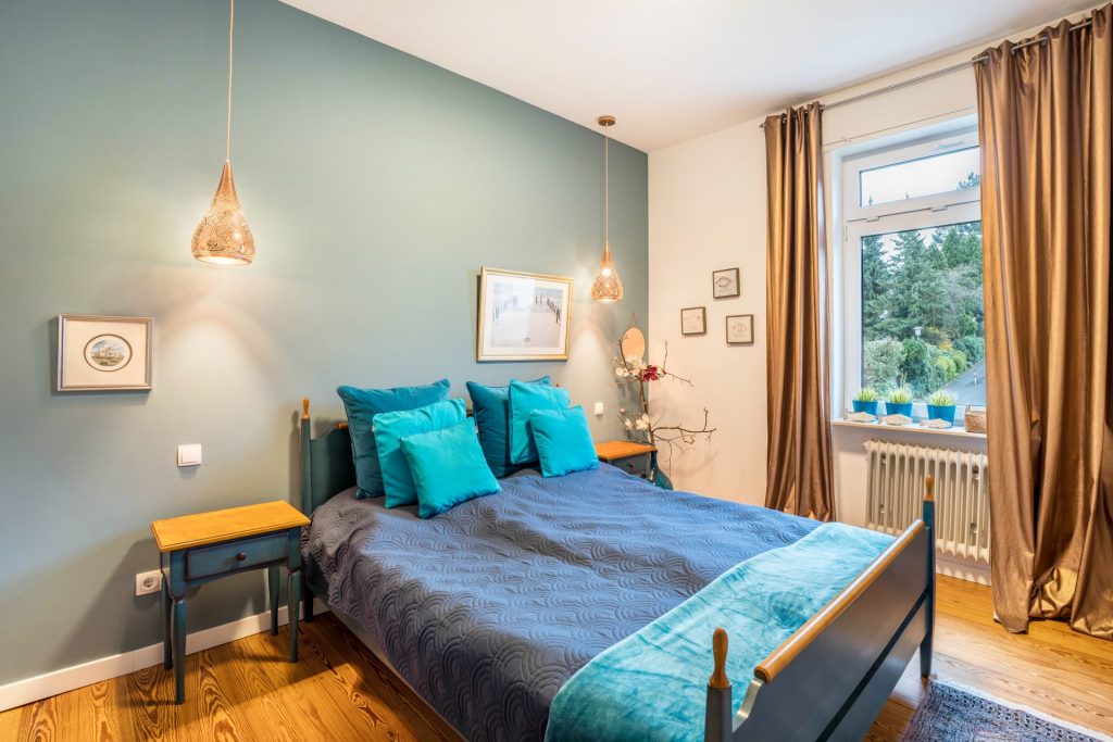 Gemütliches Schlafzimmer mit türkisfarbenen Akzenten