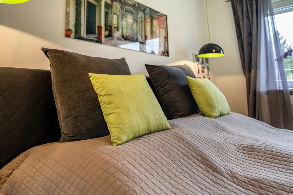 Gemütliches Schlafzimmer mit Zierkissen