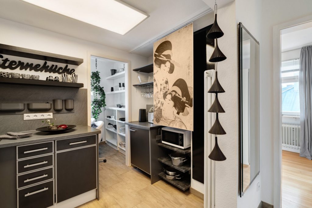 Moderne Küche mit dekorativen Akzenten